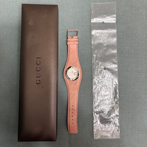 サーモンピンクレザーのGUCCIアナログ腕時計