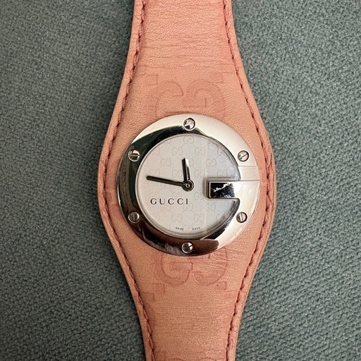 サーモンピンクレザーのGUCCIアナログ腕時計