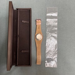 サーモンピンクレザーのGUCCIアナログ腕時計の画像