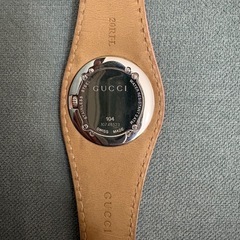 サーモンピンクレザーのGUCCIアナログ腕時計の画像