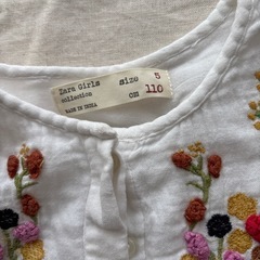 ザラガールズ ZARA お花の刺繍ブラウス 110cmの画像