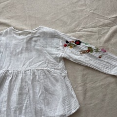 ザラガールズ ZARA お花の刺繍ブラウス 110cmの画像