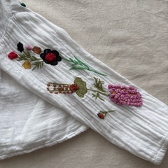 ザラガールズ ZARA お花の刺繍ブラウス 110cmの画像