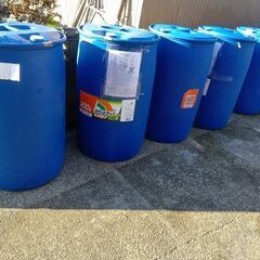樹脂製のドラム缶(ラウンドアップ200㍑、バスタ100㍑、ザクサ50㍑)の画像