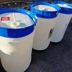 樹脂製のドラム缶(ラウンドアップ200㍑、バスタ100㍑、ザクサ50㍑)の画像