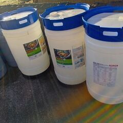 樹脂製のドラム缶(ラウンドアップ200㍑、バスタ100㍑、ザクサ50㍑)の画像