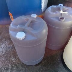 樹脂製のドラム缶(ラウンドアップ200㍑、バスタ100㍑、ザクサ50㍑)の画像