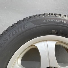 スタッドレスタイヤ4本　ブリヂストン　ホイール、ナット付き　４か月使用の画像