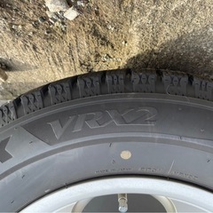 スタッドレスタイヤ4本　ブリヂストン　ホイール、ナット付き　４か月使用の画像