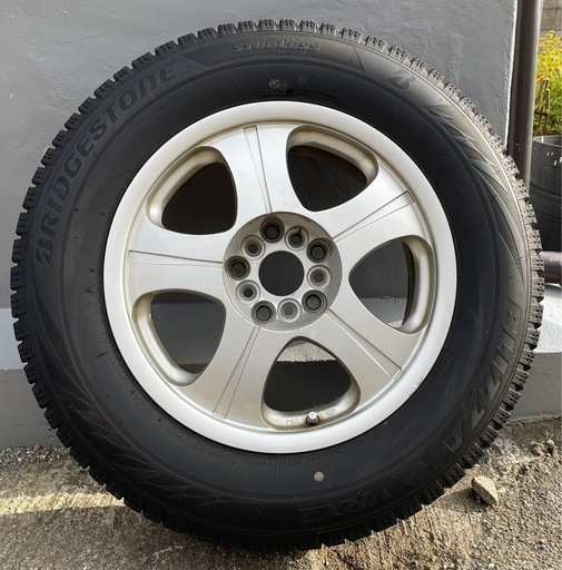 スタッドレスタイヤ4本　ブリヂストン　ホイール、ナット付き　４か月使用