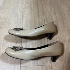 パンプス　ベージュ　の画像