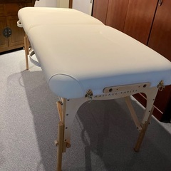アロマトリートメント・整体など　折りたたみ式マッサージ用ベッドの画像