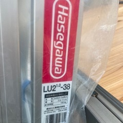 【来店歓迎】【KJ205】未使用品　長谷川工業 脚部伸縮2連はしご 3.53～3.86m　LU2-38a 建築業 高所作業 ハシゴ　　検)一人暮らし 家具 収納 ダイニング リビング キッチン 冷蔵庫 洗濯機 テーブル ラック レンジ キャビネット ソファの画像