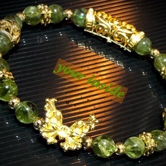 ペリドット 天然石 メタルパーツ 蝶々ブレスレットの画像