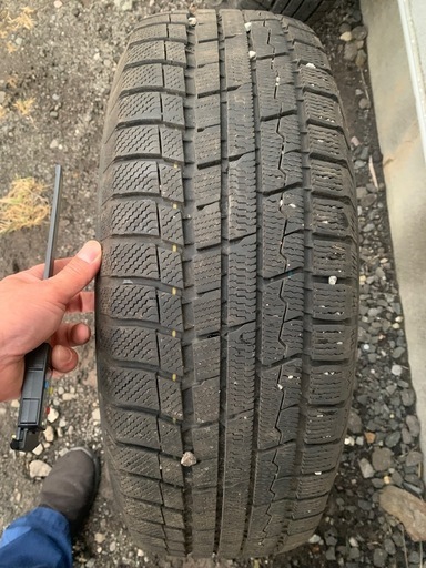 決まりました　 トーヨータイヤ　スタッドレス　215/70R16  