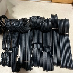 たくさんのハンガーの画像