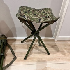 迷彩柄　
折り畳みアウトドアチェア　2脚の画像
