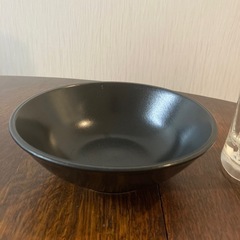 黒い食器とジョッキの画像