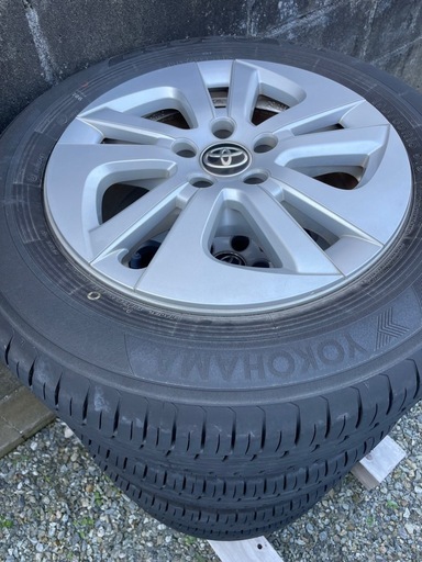 純正の前期50プリウスタイヤホイール