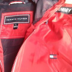 TOMMY HILFIGER　フード付きのレッドパーカーの画像