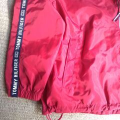 TOMMY HILFIGER　フード付きのレッドパーカーの画像
