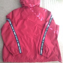 TOMMY HILFIGER　フード付きのレッドパーカーの画像