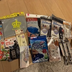 折りたたみテーブル(小)と雑貨いろいろの画像