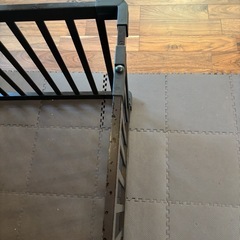 ベビーフェンス　ベビーゲート　ベビーサークル　ブラウン　
茶色の画像