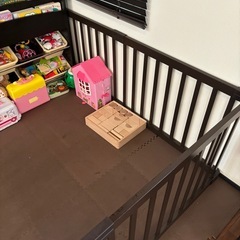 ベビーフェンス　ベビーゲート　ベビーサークル　ブラウン　
茶色の画像