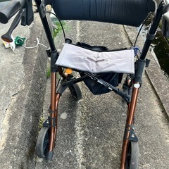 シルバーカー　歩行器の画像