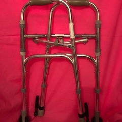 🌈 軽量 折り畳み歩行器　ローラーとストッパー付　　リハビリ　介護などの画像