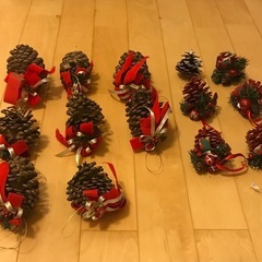 お譲り先決定済　クリスマスオーナメント　松ぼっくりの飾りの画像