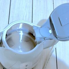 動作OK】電気ケトル ポット 湯沸かし 1.0L EasyHome KOM製 湯沸し器 湯沸かしポット 中古 給湯器 ステンレス内槽 800W ホワイトグレー 電気ポットの画像