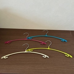 滑りにくいハンガー23本とプラハンガー数本の画像