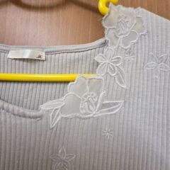 【美品】グレー　花モチーフの長袖カットソー　Mの画像