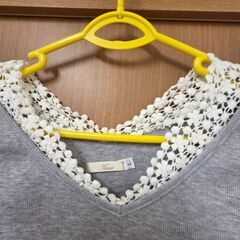 グレー　首回りレースの長袖カットソー　Lの画像
