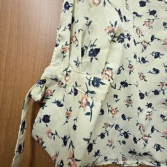 【新品タグ付き】花柄ブラウス　Mの画像