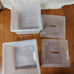 2点セット（バラ不可）　イケア　白い車輪の上のVESSLAボックス　おもちゃ箱　幅39㎝×39㎝×高さ28㎝　中身が見える収納ケース　VESSLA ヴェスラ 収納ボックス キャスター付, ホワイト, 39x39 cm　300.648.49　700.648.85の画像