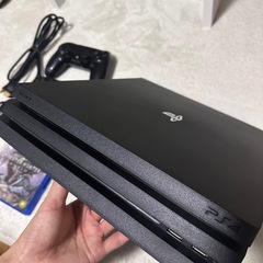 PS4 Pro 1TB CUH-7200B SONY  プレイステーション4  ジェットブラック　本体　コントローラー　2個付きの画像