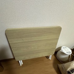 椅子とテーブルの画像