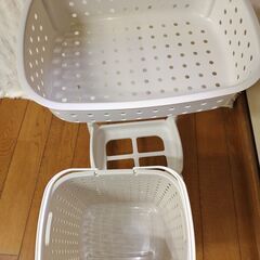 leqair　レクエアランドリーバスケット2段 ホワイト　ランドリー収納　ランドリー2段バスケットの画像