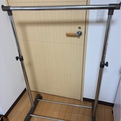 キャスター付きハンガーラック　の画像