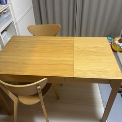 伸びるダイニングテーブル　椅子2脚の画像
