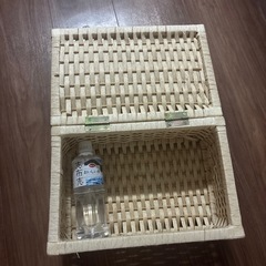 木製の皮で作られた様な箱の画像