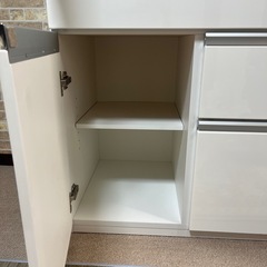【美品】食器棚　鏡面ホワイト　可動式棚　キャビネットの画像