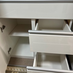 【美品】食器棚　鏡面ホワイト　可動式棚　キャビネットの画像