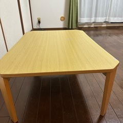 シンプルなローテーブルの画像