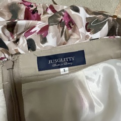 JUSGLITTYのオータムフラワースカートです☺️の画像