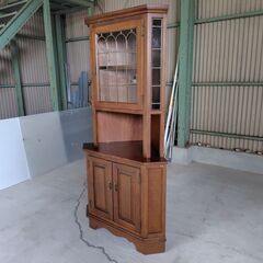 カリモクコーナーキャビネット（飾り棚）の画像