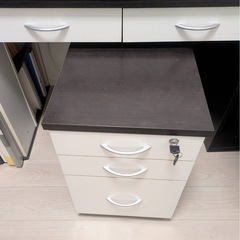 オフィスデスクの画像